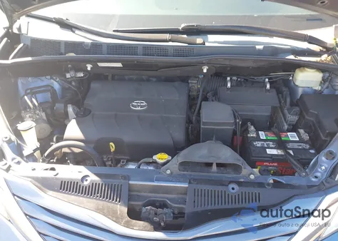 2015 Toyota Sienna Le 8 Passenger z USA, uszkodzony, nr VIN 5TDKK3DC8FS570553